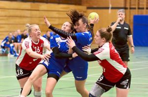Hart ging es zuweilen im Landesligaspiel zwischen den Frauen des VfL Nagold (blaue Trikots) und der HSG Ermstal zu. Foto: Hofmann