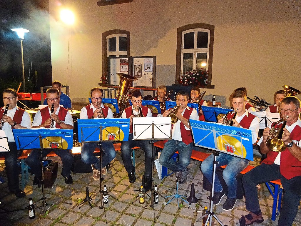 Bis in den späten Abend hinein unterhält die Tanzmusik der Musikkapelle Fürstenberg  beim Dorfhock. Foto: Schwarzwälder-Bote