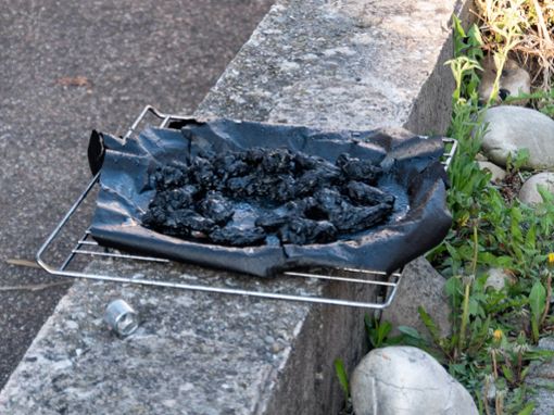 Die verbrannte Mahlzeit wurde vor das Haus deponiert und abgelöscht. Foto: Heidepriem