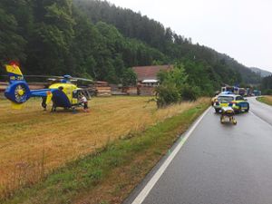 Nach einem Motorradunfall auf der B 462 zwischen Schiltach und Hinterlehengericht ist auch ein Rettungshubschrauber im Einsatz. Foto: Riesterer
