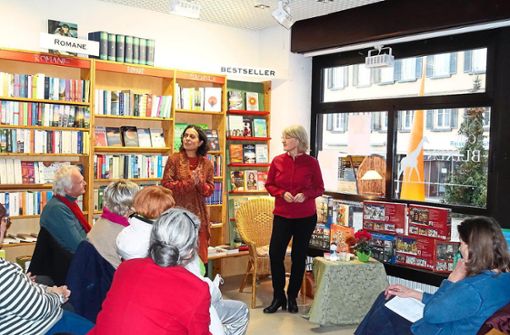 Schulfreundinnen: Buchhändlerin Teresa Welte (links) hat am Samstag eine Lesung mit der aus Hechingen stammenden ARD-Journalistin Claudia Buckenmaier organisiert, in der diese über ihre Erlebnisse als USA-Korrespondentin in der Trump-Ära berichtete. Foto: Stopper