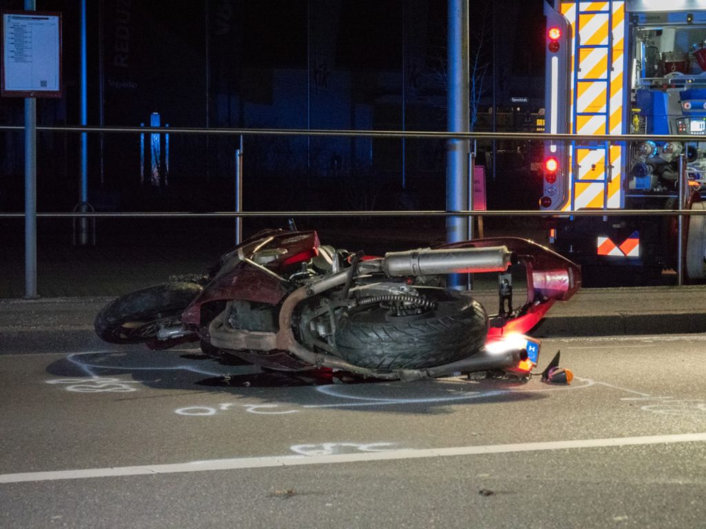 ...Oberndorf sind am Wochenende ein 43-jähriger Motorradfahrer und seine 24-jährige Sozia bei einem Unfall schwer verletzt worden. Der 43-Jährige war betrunken. Die weibliche Mitfahrerin wurde so schwer verletzt, dass sie mit einem Rettungshubschrauber in eine Tübinger Klinik geflogen werden musste. Zum Artikel