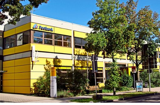 Das große, gelbe Gebäude in der Robert-Wahl-Straße: Hier sind Postbank und eine Postfiliale untergebracht – noch. Foto: Baur