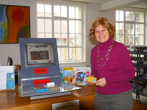 Bücherei-Leiterin Ingrid Bauser ist zufrieden mit den Ergebnissen der Nutzerumfrage.                  Foto: Dieter Kleibauer Foto: Schwarzwälder-Bote