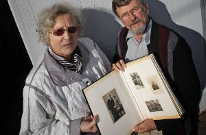 Helga und Diethard Erbslöh mit einem Fotoalbum vor ihrem Haus in Stuttgart-Heslach Quelle: Unbekannt