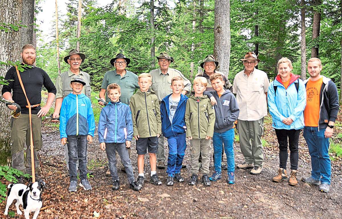 Sechs Jungs aus dem Teilnehmerfeld der Ferienspielkinder haben mit den Geislinger Jägern den Erlaheimer Wald erkundet.Foto: Schreiber