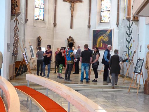 Die Taufkapelle wird zum Kunstraum. Fotos: Meinert Foto: Schwarzwälder Bote