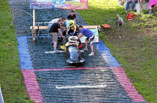 Jede Menge Spaß gab es am Samstag, 7. August, beim Waterslide-Contest an der Schönwälder Adlerschanze. Foto: Eberl