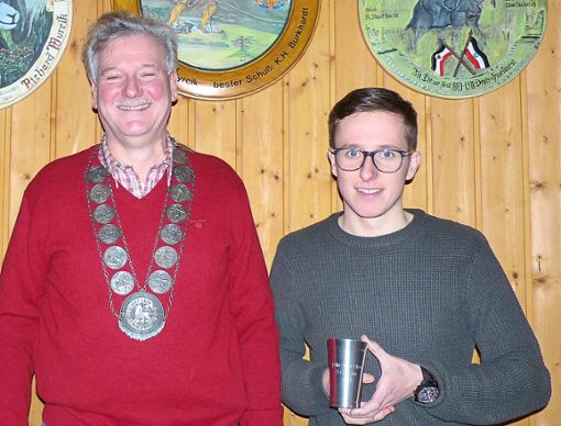 Thomas (links) und Sohn Claus Calmbach gewannen die Schützenkette, beziehungsweise den Jahresbecher.  Foto: Arfas Foto: Schwarzwälder Bote