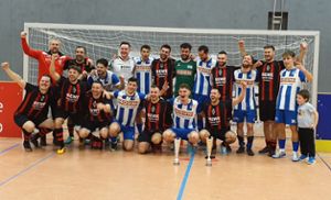 Sieger 1. FC Burladingen und der zweitplatzierte FC 07 Albstadt feiern gemeinsam.  Foto: Campos