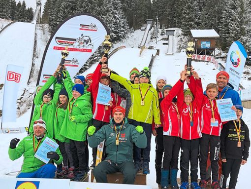 Strahlende Gesichter: die Sieger des Winterfinales im Skispringen von Jugend trainiert für Olympia 2020.  Fotos: Hansmann Foto: Schwarzwälder Bote