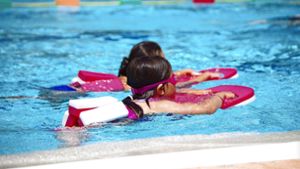 Sollen Kinder im  Neopren-Anzug ins Schwimmbad?