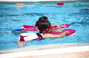 Kinder lieben es beim Schwimmen und Baden in der Regel immer etwas wärmer. Vor allem beim ersten Kontakt mit dem tieferen Wasser bringt das Vorteile. Foto: minicel73 – stock.adobe.com