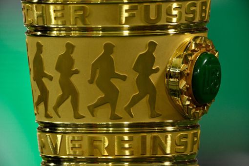 Wer darf den DFB-Pokal am 21. Mai in Händen halten?  Foto: Eibner