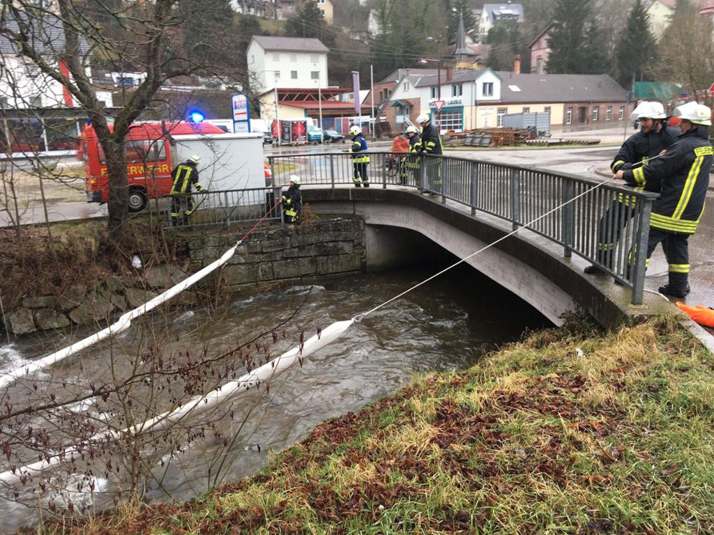 Nach einem Unfall in der Schramberger Höflestraße richtet die Feuerwehr eine Ölsperre ein.