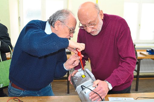 Die Reparateure Wolfgang Kurock (links) und Wolfgang Haas bei ihrer Arbeit im Reparatur-Café. Foto: Stadtverwaltung Foto: Schwarzwälder-Bote