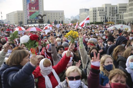 Tausende Menschen demonstrieren seit 9. August in Minsk. Die historische weiß-rot-weiße Fahne ist zum Symbol der Protestbewegung geworden.Foto: dpa Foto: Schwarzwälder Bote