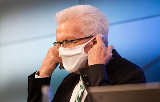Landesvater Winfried Kretschmann mit Schutzmaske. Foto: dpa