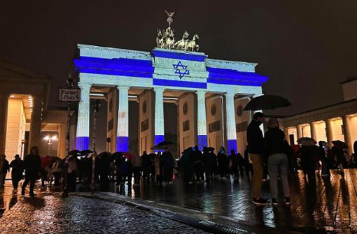 Das angestrahlte Brandenburger Tor in Berlin Foto: dpa/Sven Käuler
