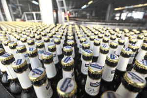 Die Nachfrage nach Bier im Lebensmitteleinzelhandel und in Getränkeabholmärkten ist gut: Hier werden Flaschen der Fürstenberg-Brauerei abgefüllt. Foto: Fürstenberg-Brauerei