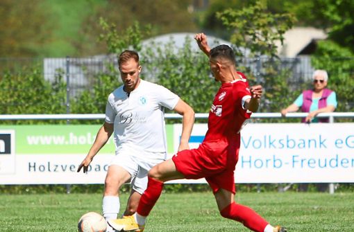 Panagioatis Karapidis (rotes Trikot) und die SG Empfingen unterlagen mit 3:4 beim VfL Mühlheim. Foto: Wagner