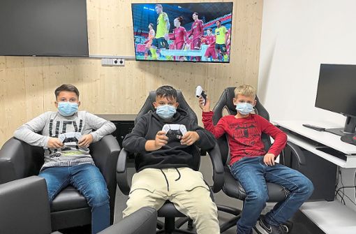 Eridon, Raim und Alex verbringen ihre Zeit am liebsten im eSports-Raum beim Fifa-Zocken. Foto: Meene