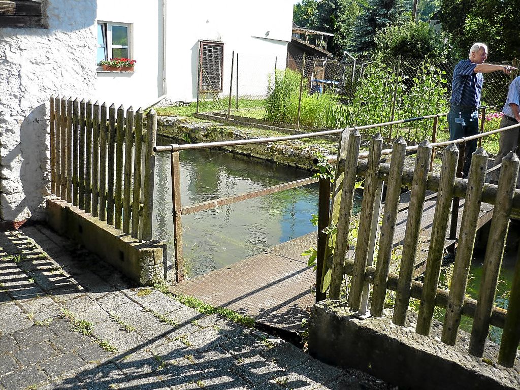 An dem Steg über den Kanal wird eine Tür angebracht. Foto: Privat