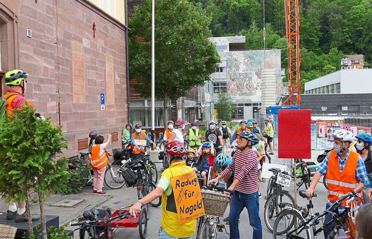Rund 50 Radler waren am Samstag unterwegs in der Nagolder Innenstadt für ein Radwegekonzept. Foto: Stadler