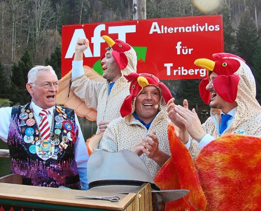 Der Vorsitzende der neuen Partei AfT Gallus Strobel (links) freut sich mit Gallus und seinen Hühnern über die Gründung. Foto: Schwarzwälder Bote
