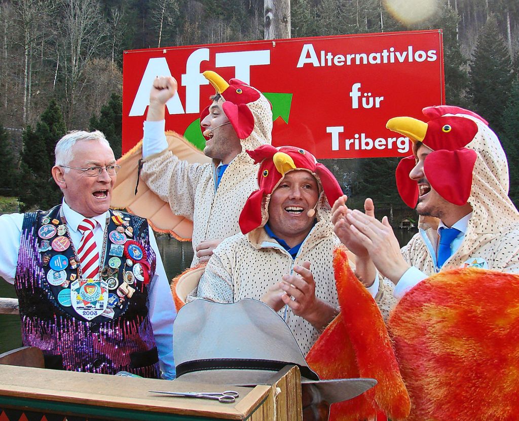 Der Vorsitzende der neuen Partei AfT Gallus Strobel (links) freut sich mit Gallus und seinen Hühnern über die Gründung.