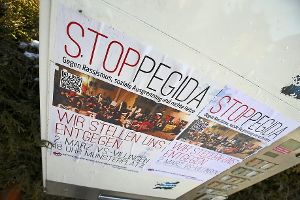 Stop Pegida – eine Aussage, die dank des aggressiven Klebstoffs, mit dem die Plakate befestigt wurden, nun umso mehr haften bleibt.  Foto: Eich