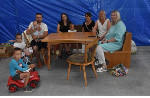 Eine junge Familie aus der Ukraine ist diese Woche in die neue Flüchtlingsunterkunft im Zimmerner INKOM Gebiet eingezogen. Begrüßt wurden sie von der Integrationsbeauftragten Elke Schmitt (von rechts), Bürgermeisterin Carmen Merz und Dolmetscherin Valentina Glunk. Foto: Weisser