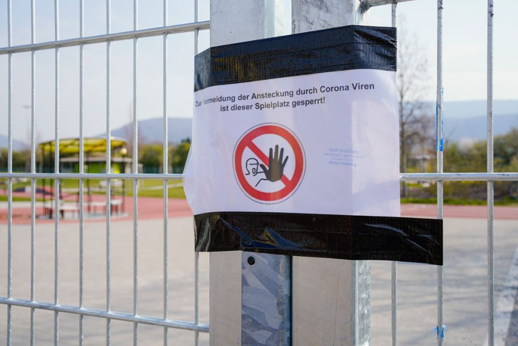 Ein Zettel mit dem Hinweis Zur Vermeidung der Ansteckung durch Corona Viren ist dieser Spielplatz gesperrt! hängt am Eingang zu einem Spielplatz nahe Heidelberg. Foto: dpa