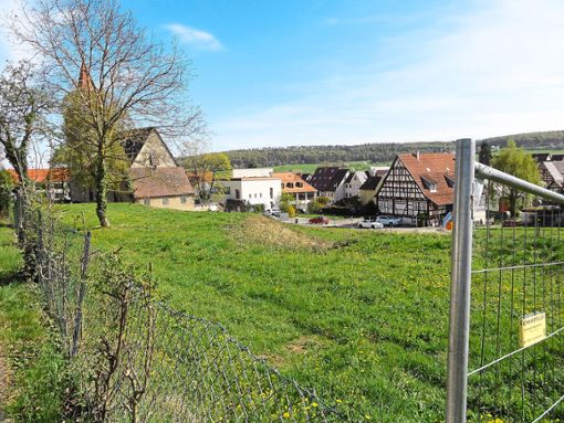 Auf der umzäunten Grünfläche soll künftig die neue Ortsmitte der Gemeinde Simmozheim entstehen – mit Angeboten für Jung und Alt. Foto: Schillaci Foto: Schwarzwälder Bote