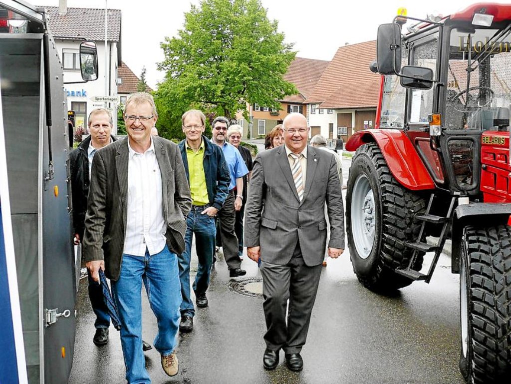 Wie 2011 könnte es auch im kommenden Jahr sein: Ortsvorsteher Helmut Haug (links) mit Gästen beim Rundgang durch die Leistungsschau. Foto: Archiv: Hauser