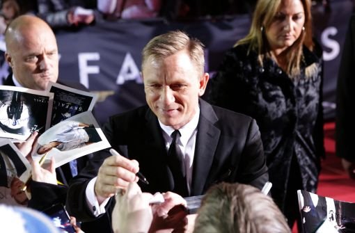 Ob er mit James Bond unterzeichnete? Daniel Craig musste am Premierenabend in Berlin mehr als ein Autogramm geben. Foto: dpa