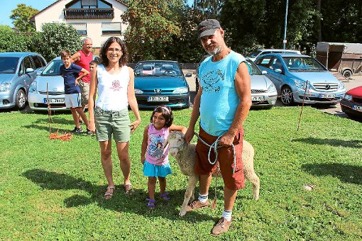 Ilse Valdivia machte mit ihrer vierjährigen Nichte Andrea Valdivia beim Hammellauf mit und gewann schließlich den Bock von Uli Nester. Foto: Feinler Foto: Schwarzwälder-Bote