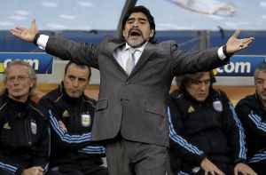 Trotz Abgang im Viertelfinale gegen Deutschland: Maradona soll Coach der argentinischen Nationalelf bleiben. Foto: AP