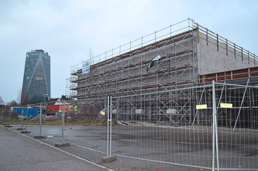 Die Neckarhalle hinter dem Neckartower kann in rund einem Jahr endlich in Betrieb genommen werden.  Foto: Kratt