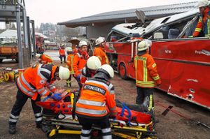 Mit etlichen Verletzten haben sich die Rettungskräfte bei einem fiktiven Busunglück  auseinanderzusetzen.    Foto: Bächle Foto: Schwarzwälder Bote
