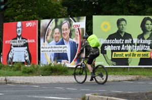 Wahlplakate der Spitzenkandidaten – der bisherige Wahlkampf ist eine Geschichte voller Aufs und Abs. Klicken Sie sich hier durch unsere Bildergalerie! Foto: dpa/Arne Dedert