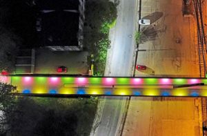 Der Bickensteg in Villingen, im Volksmund auch Schneckenbrücke genannt, leuchtet derzeit farbenfroh – allerdings ungewollt. Foto: Eich