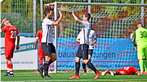 Beim FC Bad Dürrheim (rote Trikots)  herrschte fast nur Frust – dagegen bejubelte Aasen  schon 23 Punkte. Foto: Roland Sigwart