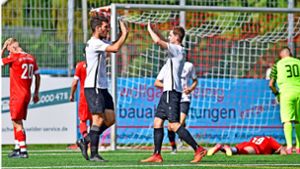 Beim FC Bad Dürrheim (rote Trikots)  herrschte fast nur Frust – dagegen bejubelte Aasen  schon 23 Punkte. Foto: Roland Sigwart