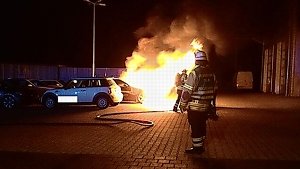 Brandstifter schlägt in Autohäusern zu
