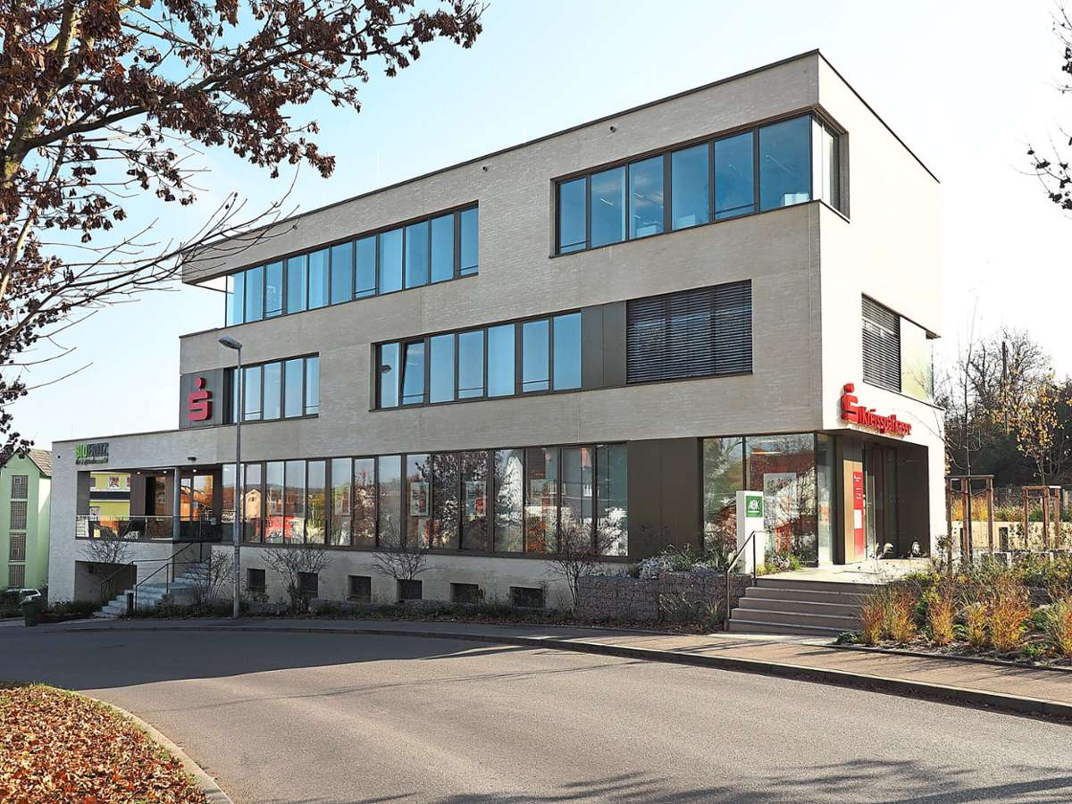 Der Neubau der Sparkasse mit Biosupermarkt und Krankenkasse steht nun seit einem Jahr in der Poststraße.Foto: Fazii