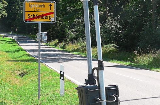 Auch am Ortseingangsschild in der Schwarzwaldstraße in Schömberg Richtung Igelsloch war ein Messgerät befestigt, das die Anzahl der Motorräder feststellte. Foto: Krokauer