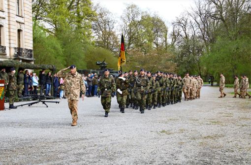 Oberstleutnant Timo Elbertzhagen (vorne) führt den Auszug des Jägerbataillons 292 nach Ende des Appells an. Foto: Vedder