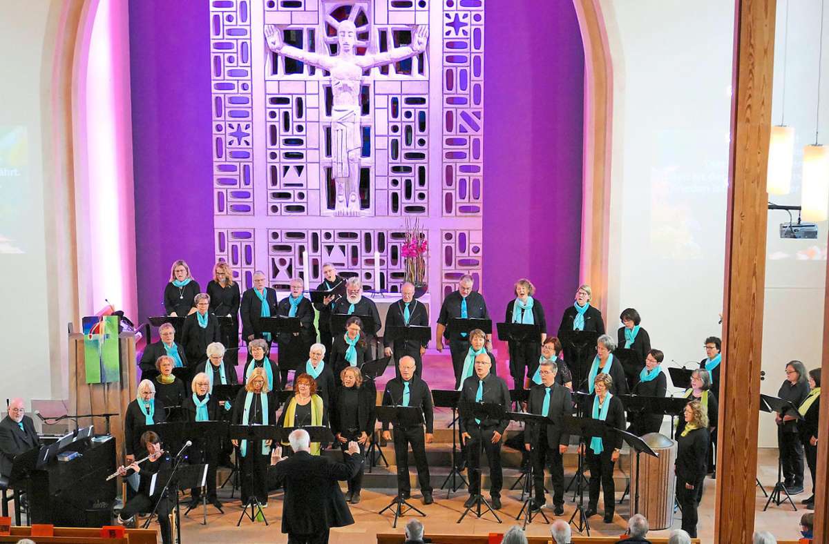 Der Gospelchor Ebhausen bei seinem Jubiläumskonzert You Never Walk Alone in der evangelischen Kirche Foto: Stadler