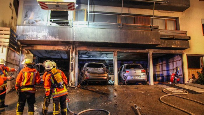 Mehrere Autos brennen in Garage aus